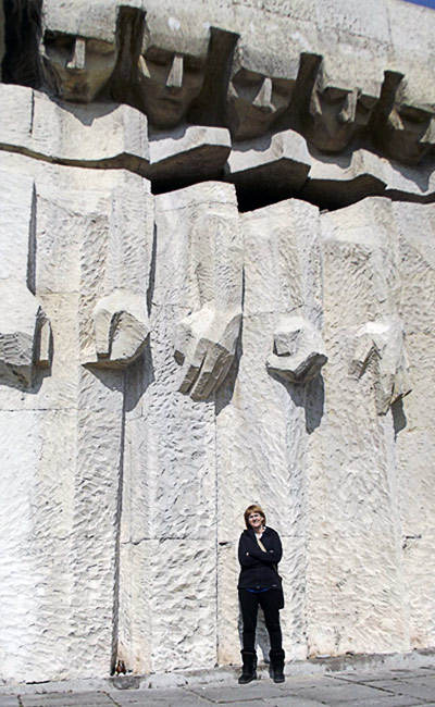 Annette at the monument of the Torn out Hearts in Kaków